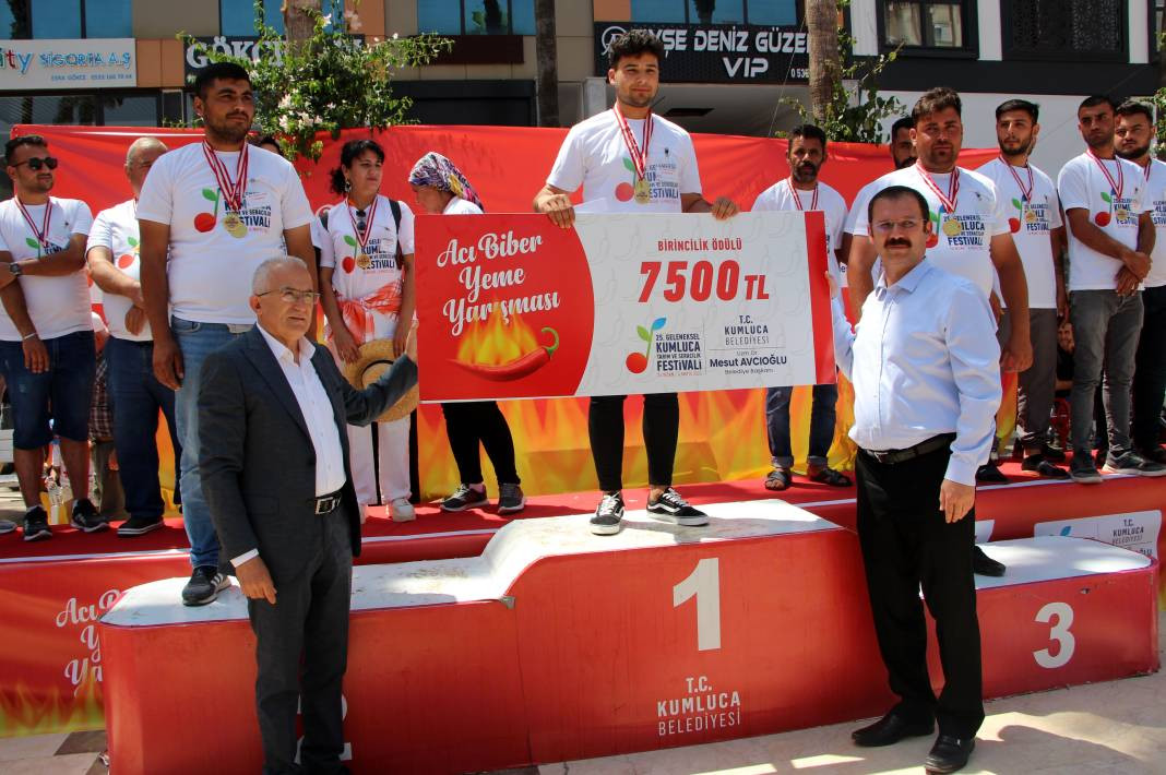 Üç dakikada 323 gram acı biberi yiyerek para ödülünü kaptı - Resim: 5